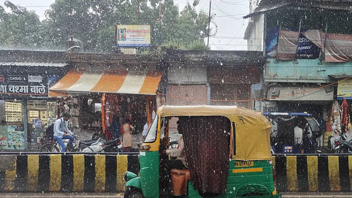 काशी में झमाझम बारिश से गर्मी से राहत,मौसम हुआ खुशनुमा