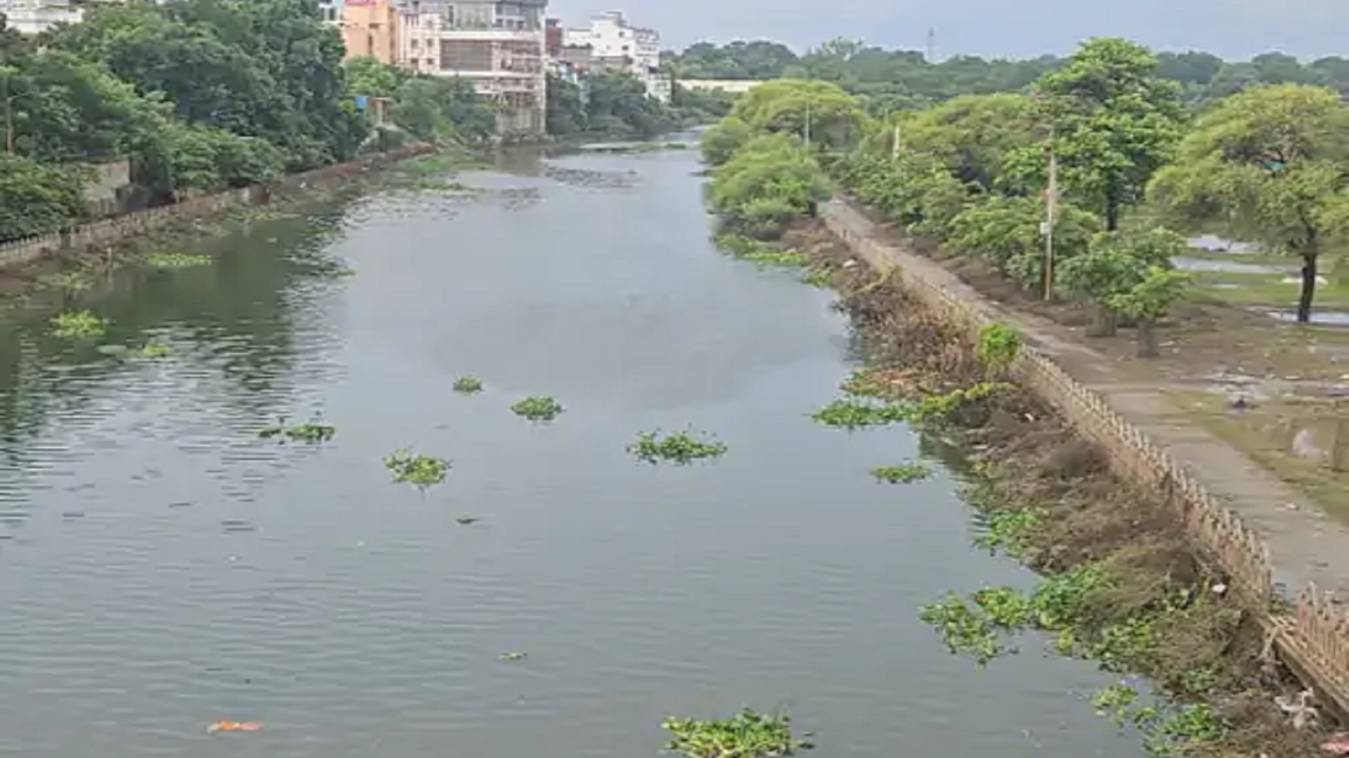 वाराणसी में गंगा और वरुणा का जलस्तर घटा, वरुणा कॉरिडोर की हालत बदतर; अब बढ़ेगा क्रामक रोगों का खतरा बढ़ा