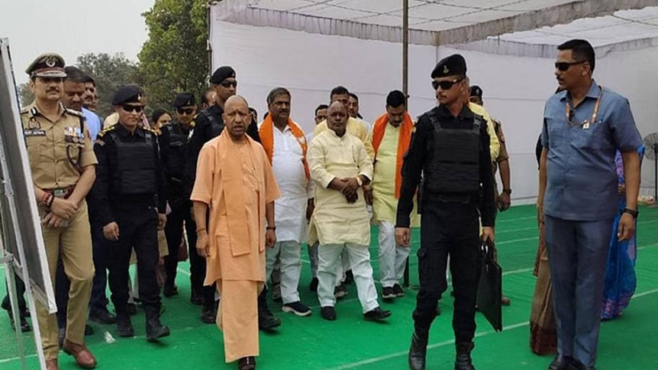 प्रधानमंत्री के दौरे से पहले काशी पहुंचे सीएम योगी, अफसरों के साथ करेंगे मीटिंग