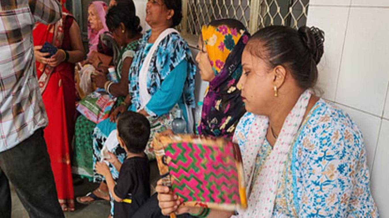 बलिया जिला अस्पताल में बिजली गुल, इमरजेंसी में टॉर्च की रोशनी में चला इलाज; मरीज बेहाल, तीमारदारों ने माथा पकड़ा