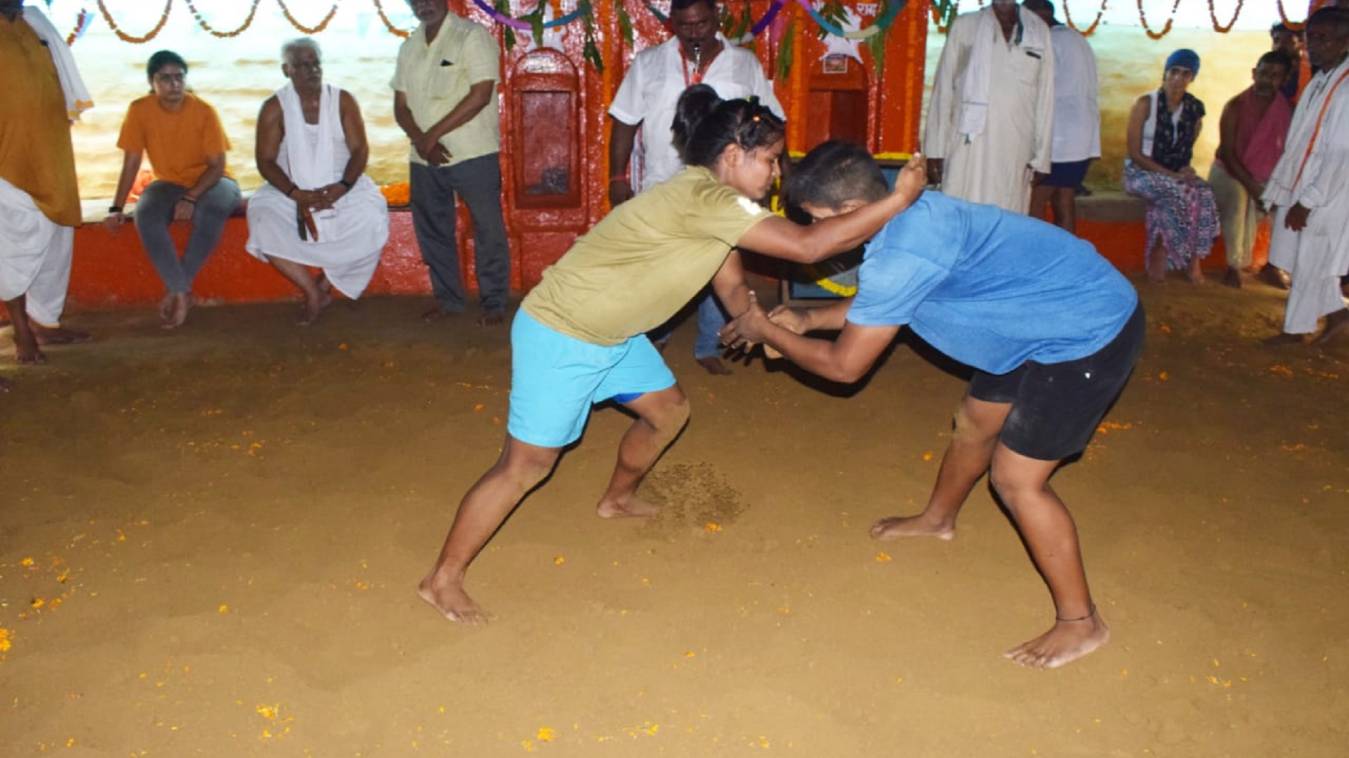 काशी में तुलसी घाट पर बेटियों का दंगल: 478 साल पुरानी परंपरा में नया मोड़, अब अखाड़े में लड़कियां भी दिखा रहीं दमखम