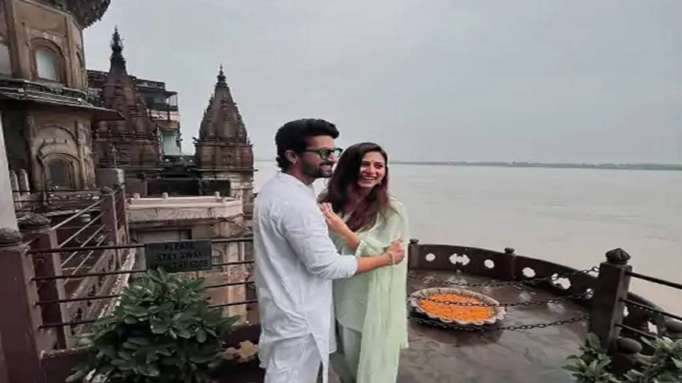  सावन में पत्नी संग काशी पहुंचे एक्टर रवि दुबे, खूबसूरत तस्वीरें शेयर कर बोले-'ये संयोग नहीं शिव कृपा'