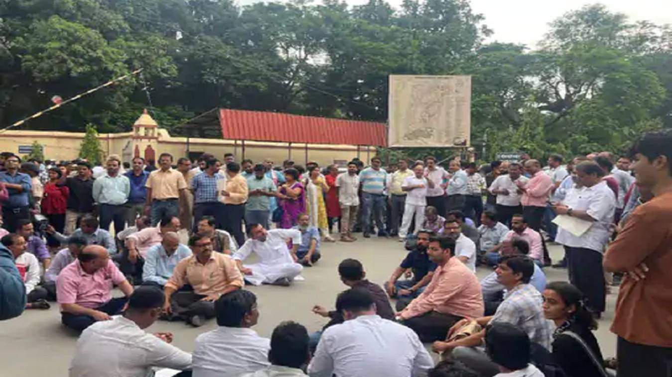 बीएचयू में तेलुगु विभागाध्यक्ष पर जानलेवा हमला: दोनों हाथ तोड़े, CCTV खराब, प्रोफेसर समुदाय आक्रोशित