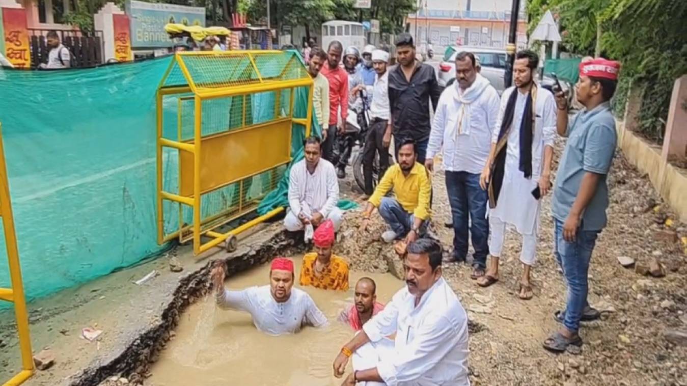 सपा कार्यकर्ताओं का कीचड़ में उतरकर विरोध प्रदर्शन: वाराणसी की टूटी सड़कों पर उठे सवाल