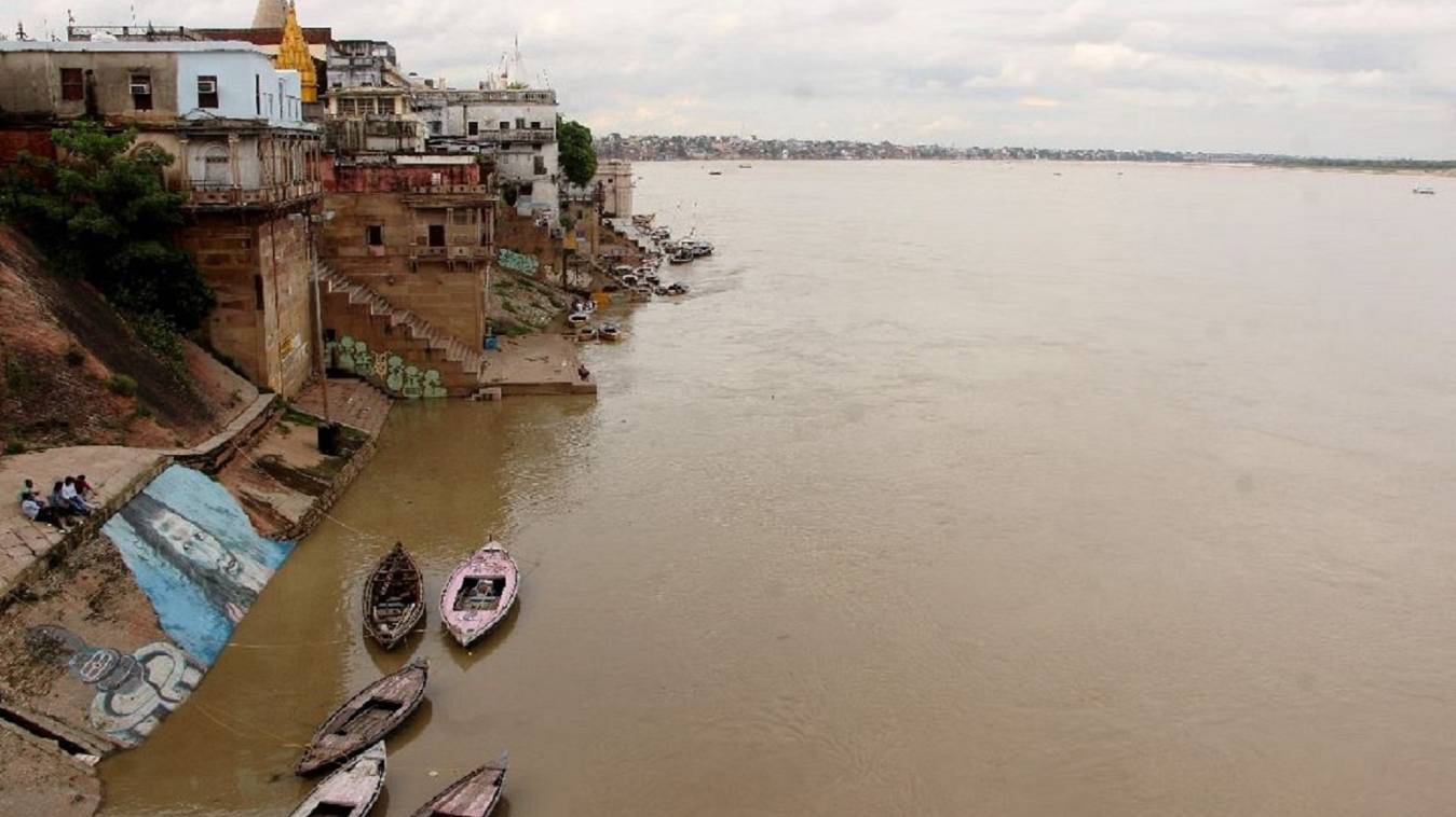 वाराणसी में गंगा का कहर: चेतावनी बिंदु पार, मणिकर्णिका घाट की गलियों में चलने लगी नावें