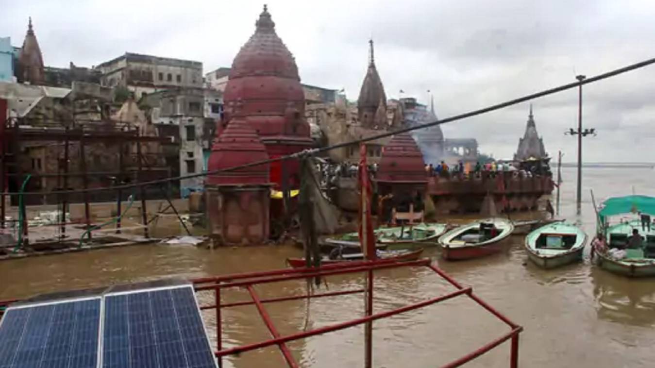 वाराणसी में गंगा उफनाई: नमो घाट बंद, 44 गांव जलमग्न, मणिकर्णिका पर शवों की कतार
