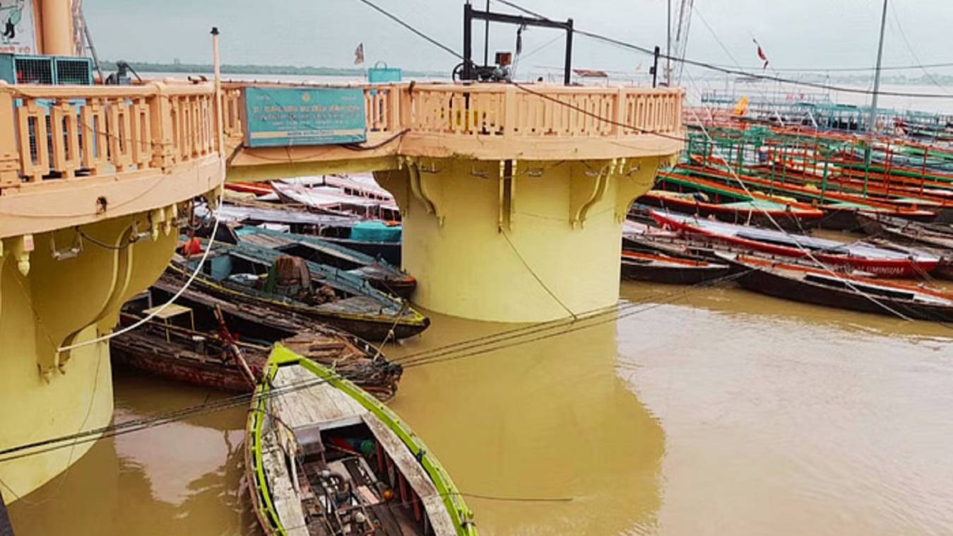 बाढ़ से जूझता वाराणसी: गंगा में जलस्तर बढ़ने से शवदाह की प्रक्रिया बाधित, बढ़ा आर्थिक बोझ