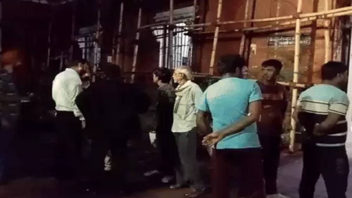  वाराणसी में सूदखोरों से तंग आकर आभूषण कारीगर ने दी जान, रात में घर आकर की मारपीट, गहने-रुपए ले गए, मां बोली-छत में पड़ा मिला शव