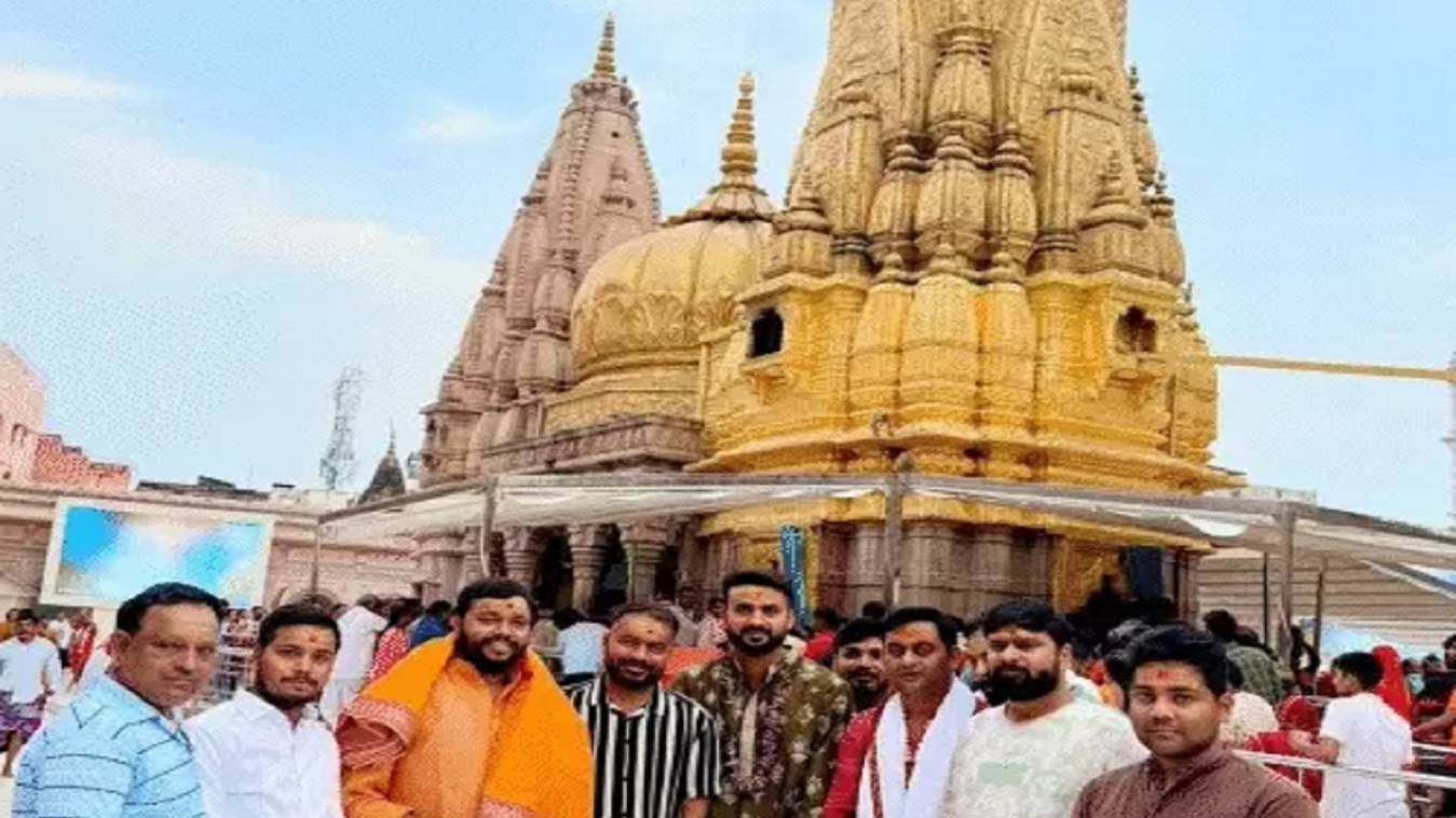 क्रिकेटर फास्ट बॉलर आकाशदीप ने लिया बाबा विश्वनाथ व काल भैरव का आशीर्वाद, गली में बैठकर पी चाय, बोले- बनारस बदल गया