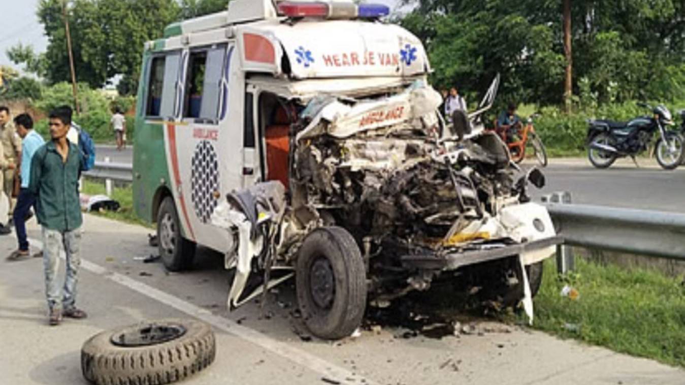 भदोही में खड़े कंटेनर से टकराई एंबुलेंस, दो महिलाओं की मौत, छह घायल