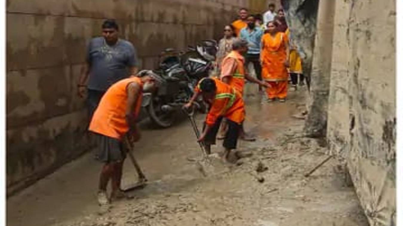 पानी कम होते ही नगर निगम का सफाई राहत अभियान जारी