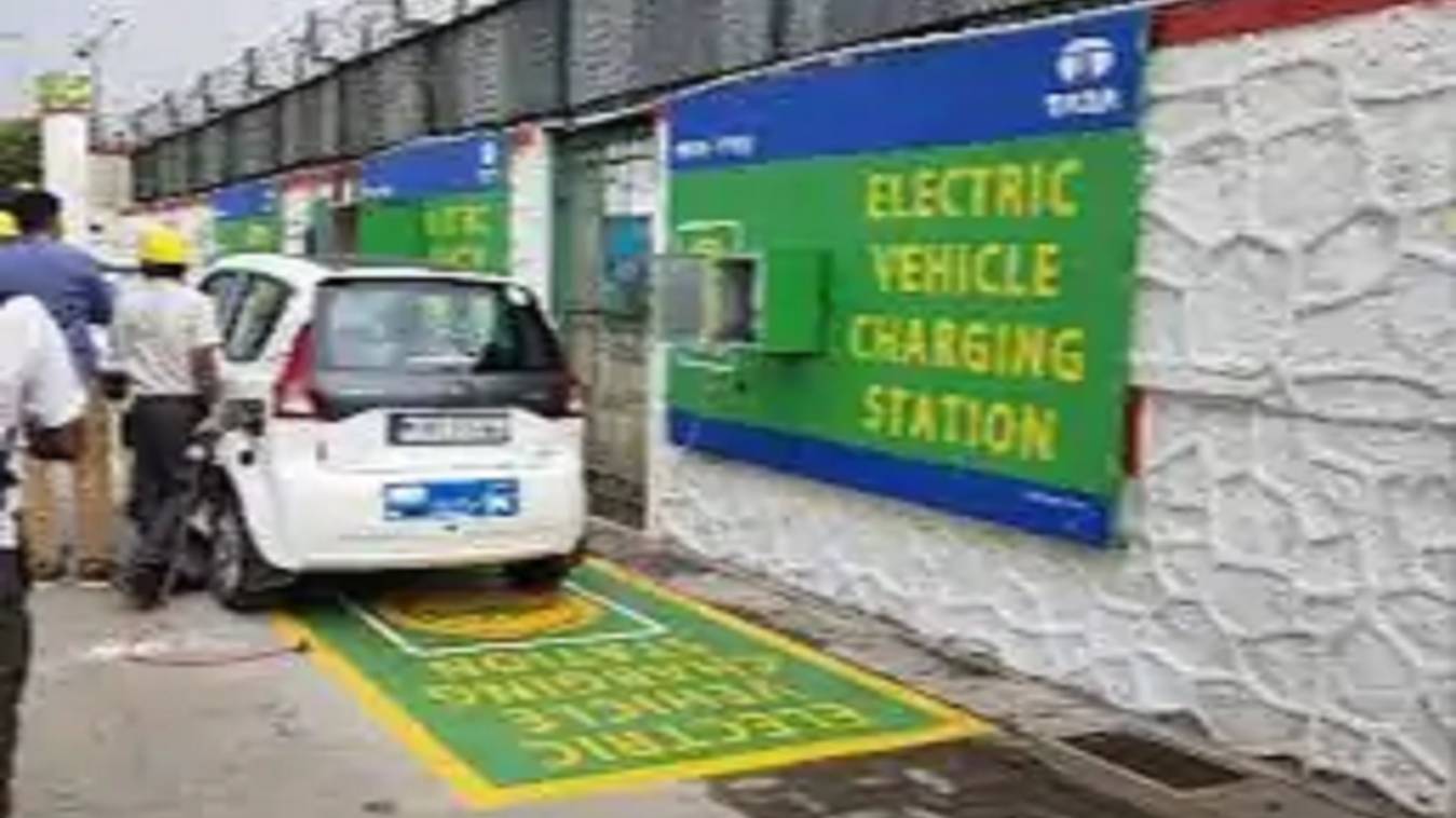 वाराणसी में अडाणी ग्रुप लगाएगा इलेक्ट्रिक चार्जिंग स्टेशन: 37 हजार से अधिक इलेक्ट्रिक वाहन, अब मिलेगा बेहतर चार्जिंग विकल्प