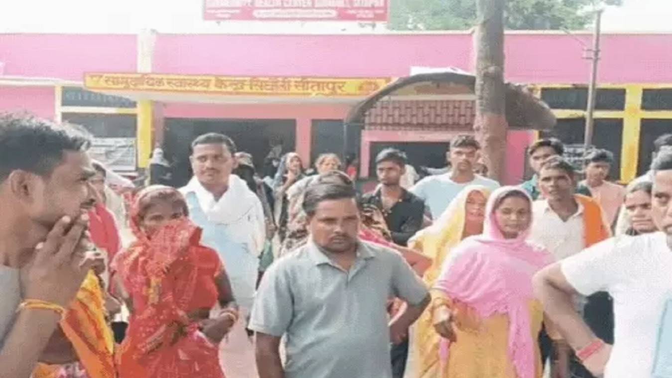 सीतापुर में दरोगा की पिटाई से युवक की मौत, सड़क जाम कर ग्रामीणों का प्रदर्शन