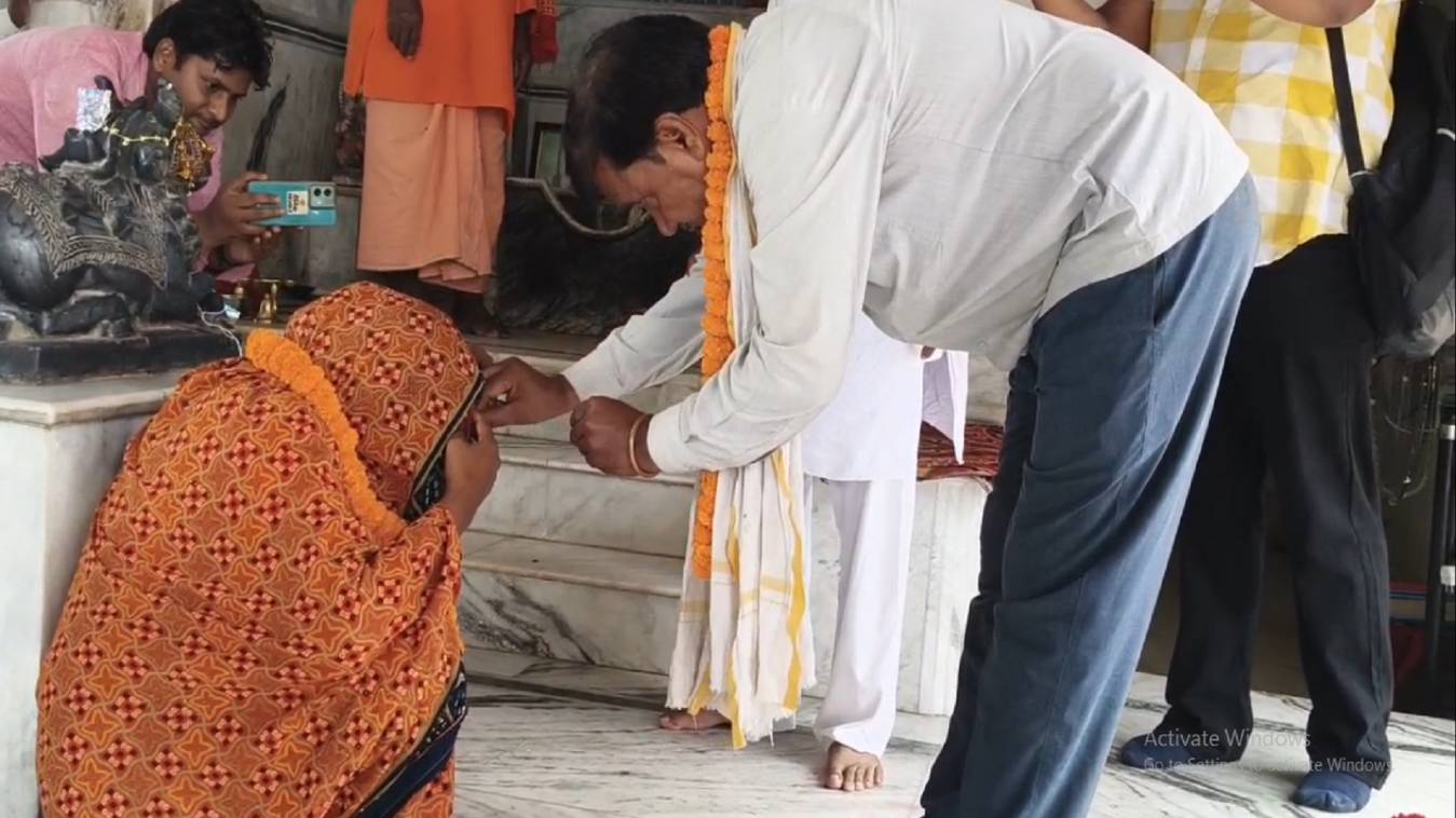 वाराणसी में पति ने पकड़ा पत्नी को प्रेमी संग, मंदिर में कराई शादी, बनी चर्चा का विषय