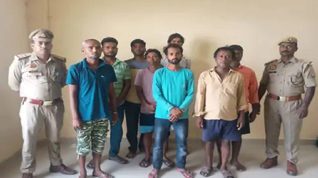 वाराणसी: मंदिर प्रांगण में जुआ खेलते 8 गिरफ्तार, नकदी और ताश बरामद