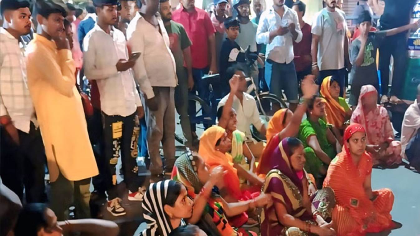 वाराणसी कैंट में सड़क हादसे के बाद हंगामा, परिजनों ने शव रखकर किया चक्काजाम