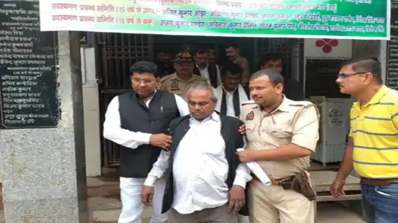 वाराणसी कोर्ट परिसर में फर्जी वकीलों पर शिकंजा, दो गिरफ्तार, अधिवक्ता जांच समिति ने विधिक दस्तावेजों के साथ दबोचा