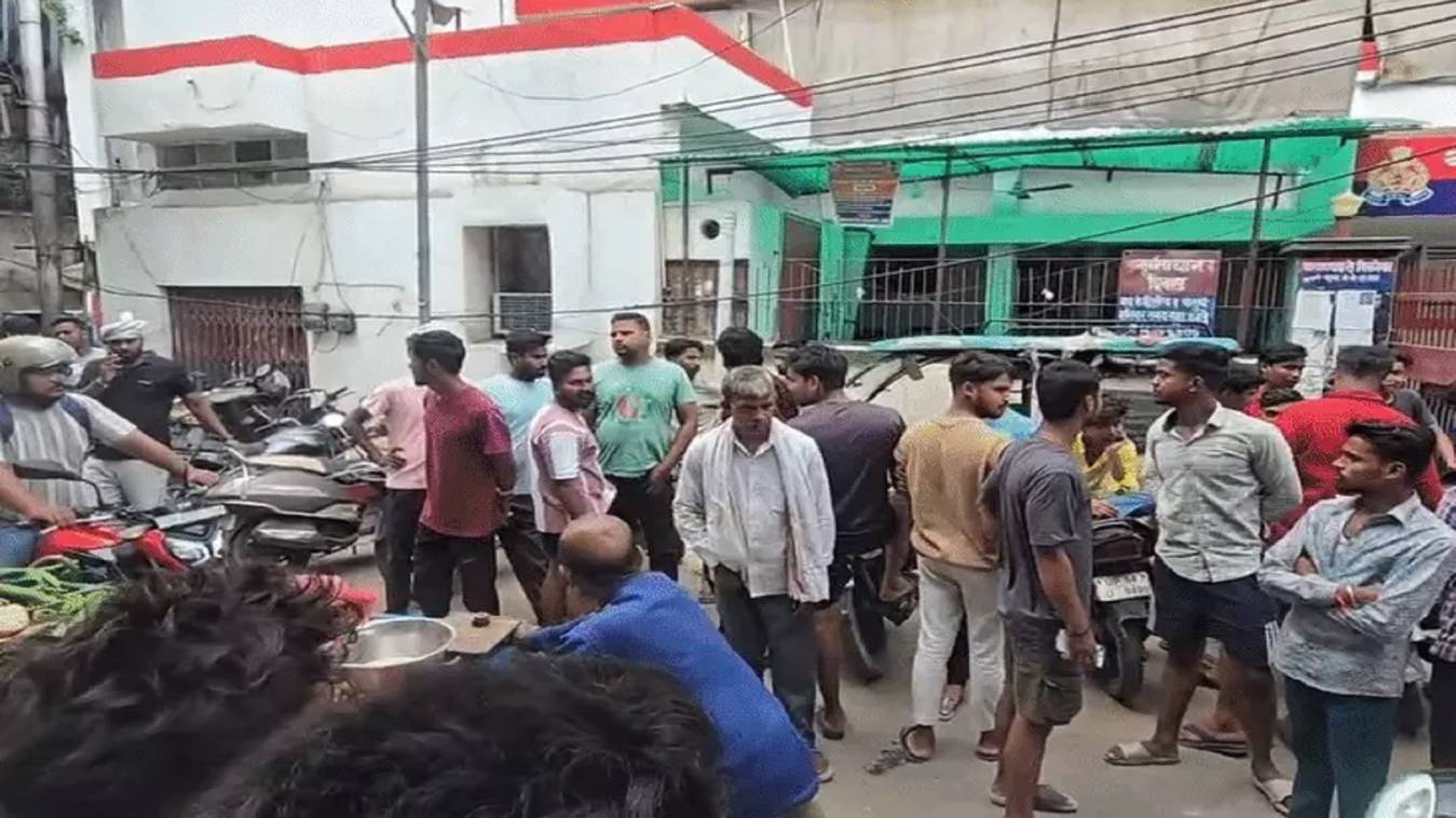 वाराणसी में युवक की हत्या: रॉड-लाठी और धारदार हथियार से किया था घायल, दोस्त को बचाने में गई जान, परिजनों ने कार्रवाई की उठाई मांग