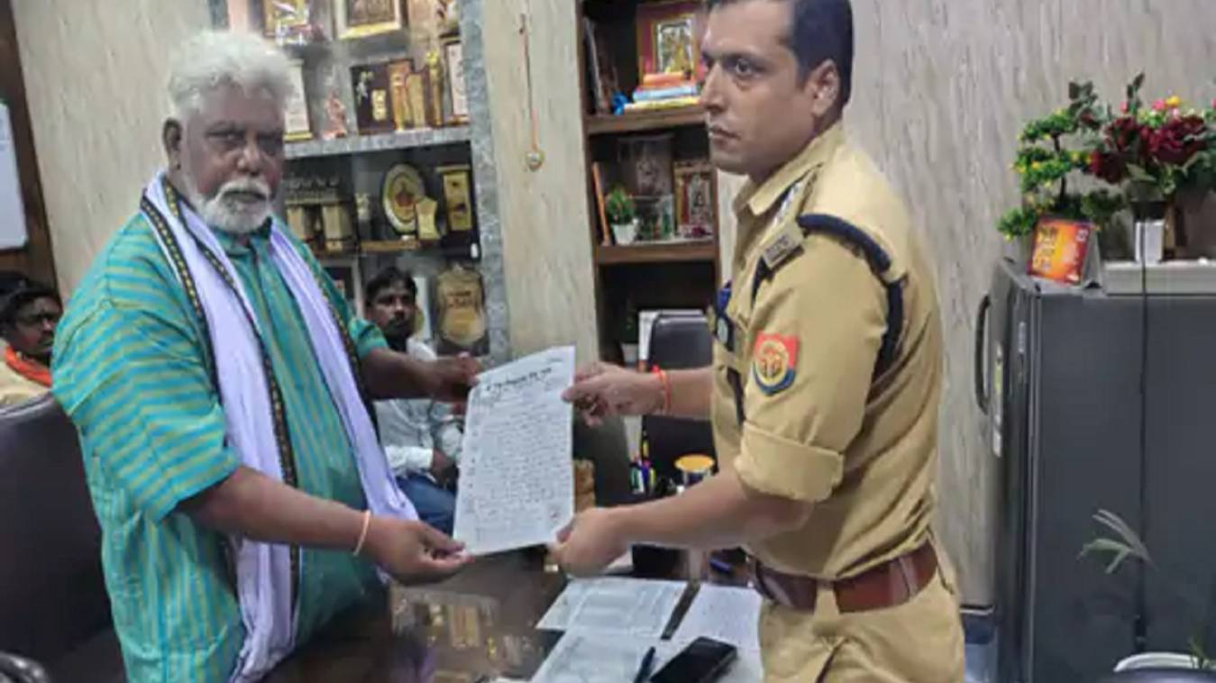  नाविकों की रोज़ी-रोटी पर संकट, दशाश्वमेध घाट पर बुलाई गई महापंचायत, नाव संचालन का आदेश जारी करने की मांग