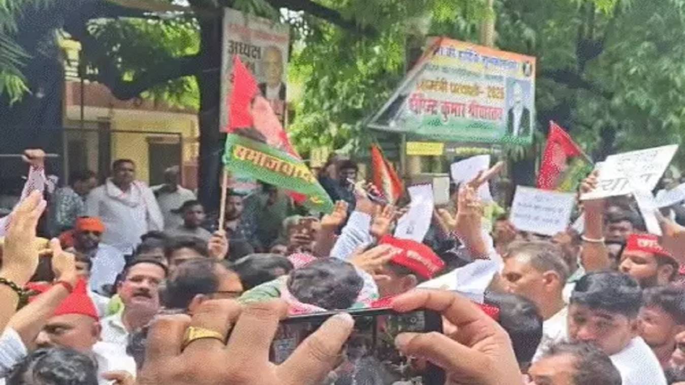 वाराणसी: कुणाल गोंड हत्याकांड पर सपा का जिला मुख्यालय घेराव, पुलिस पर मंत्री के दबाव में कार्रवाई का आरोप