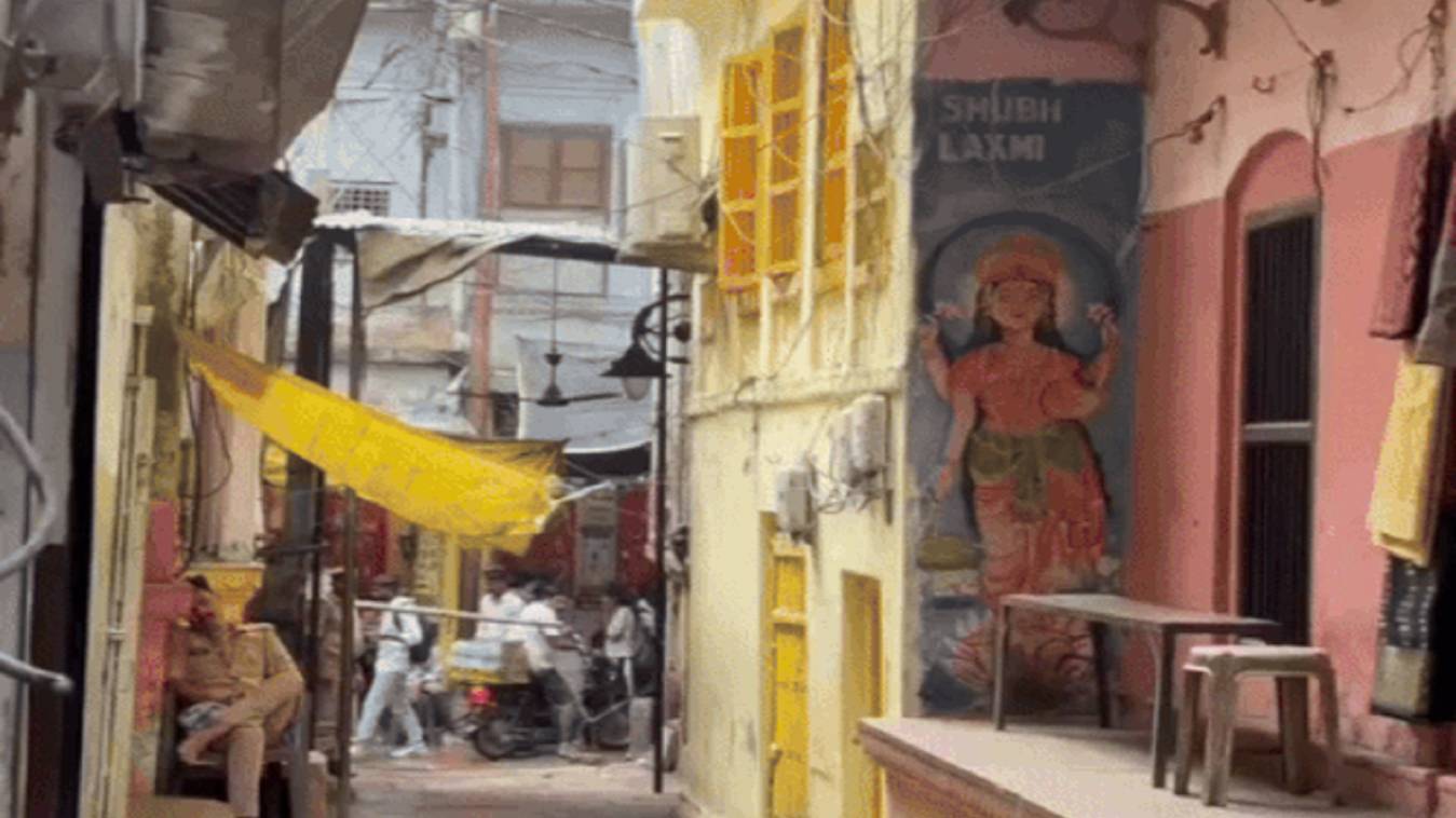  वाराणसी: दशाश्वमेध क्षेत्र में जर्जर मकान से ईंट गिरने पर हड़कंप, मीरघाट मार्ग एहतियातन बंद