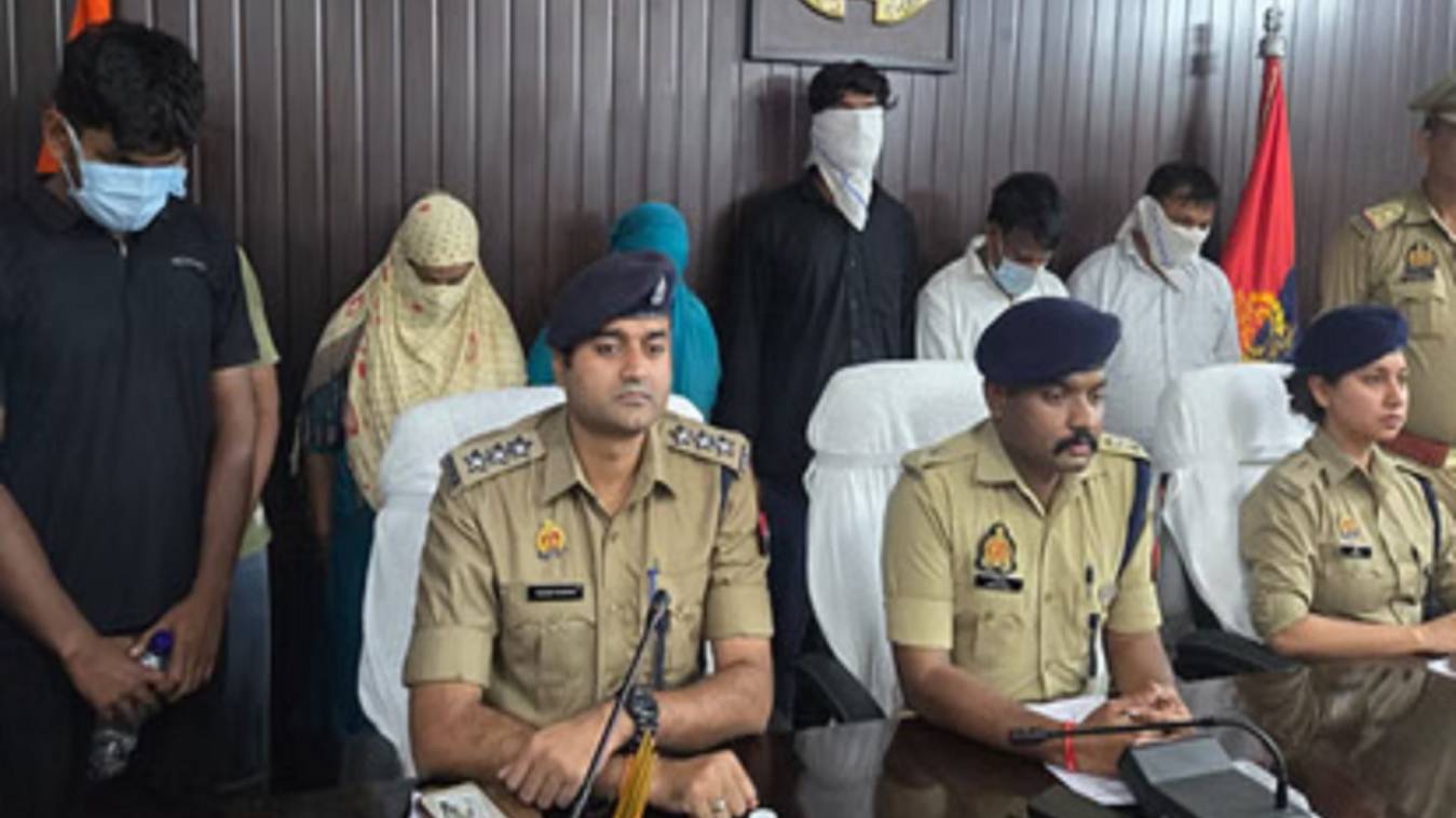 वाराणसी: विदेशों में नौकरी दिलाने के नाम पर ठगी करने वाला कॉल सेंटर सीज, दो युवतियों समेत 7 गिरफ्तार