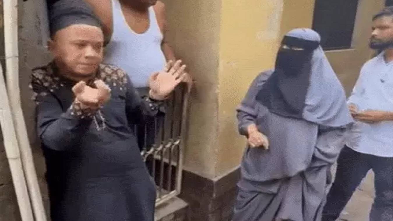 वाराणसी में महिलाओं ने अश्लील हरकत करने वाले युवक की सरेआम पिटाई