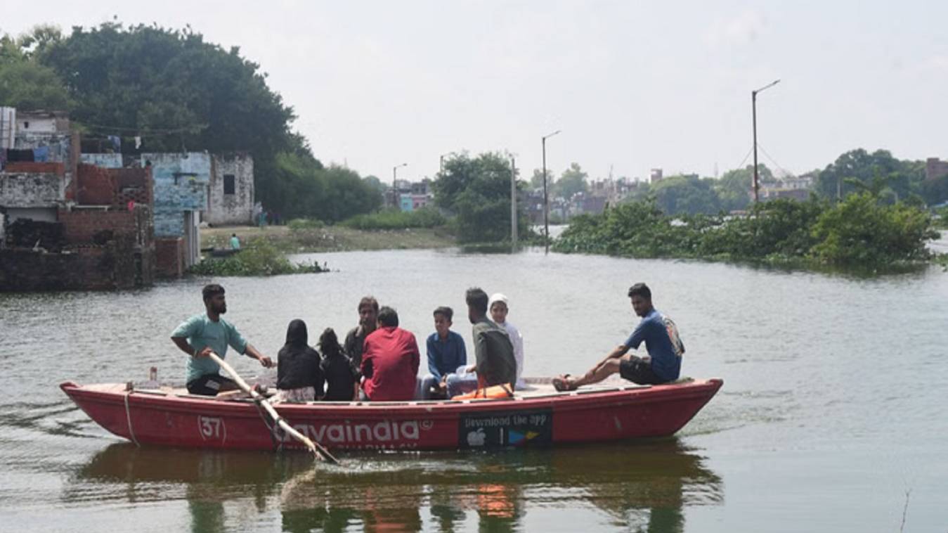 वाराणसी में गंगा का जलस्तर बढ़ा, बाढ़ की चपेट में आए सैकड़ों परिवार, लोगों ने दूसरे स्थान पर ली है शरण
