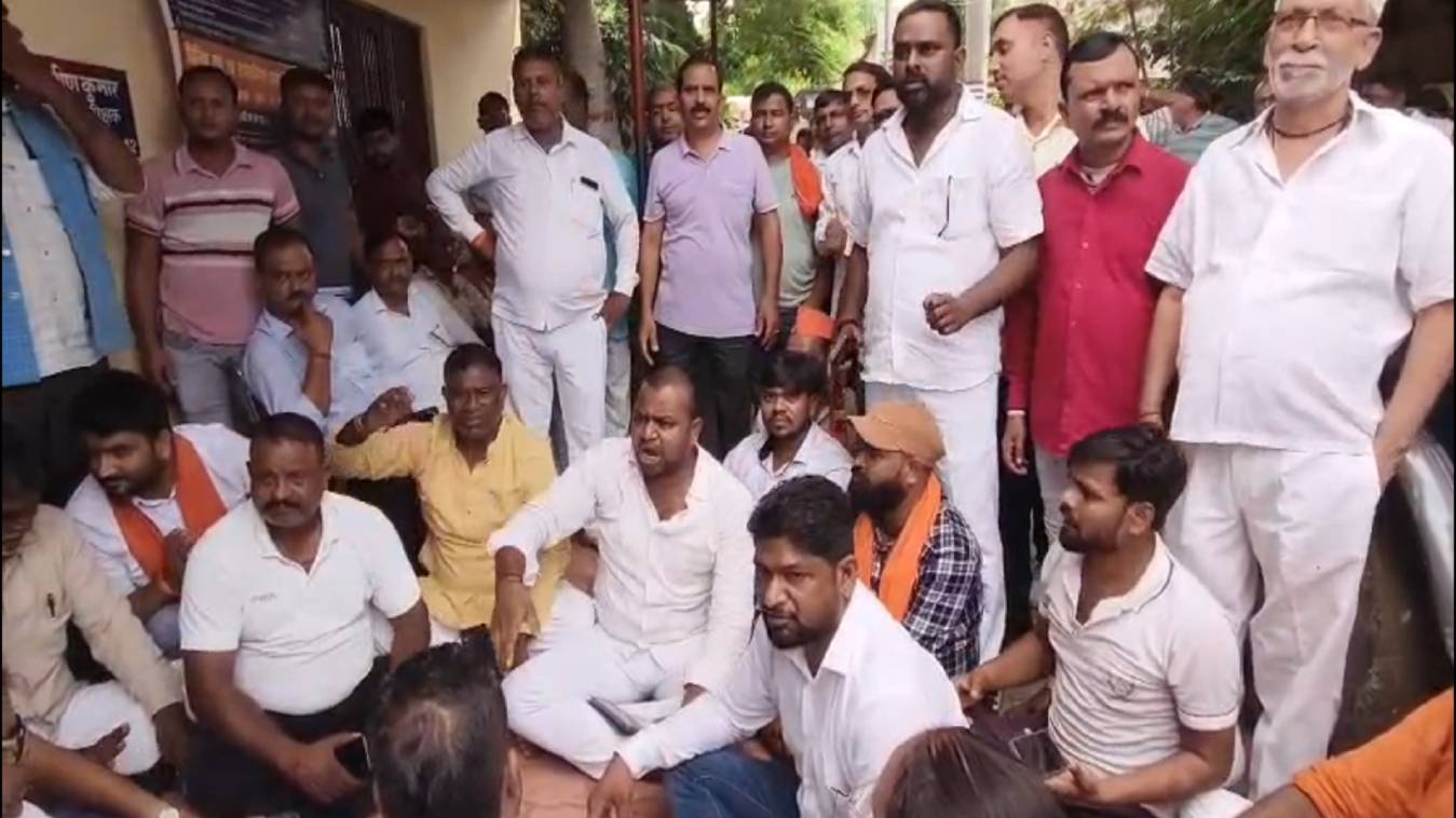 वाराणसी: BJP पदाधिकारी से थाने में दुर्व्यवहार, पुलिस पर लगे गंभीर आरोप, कार्यकर्ताओं ने थाने पर दिया धरना