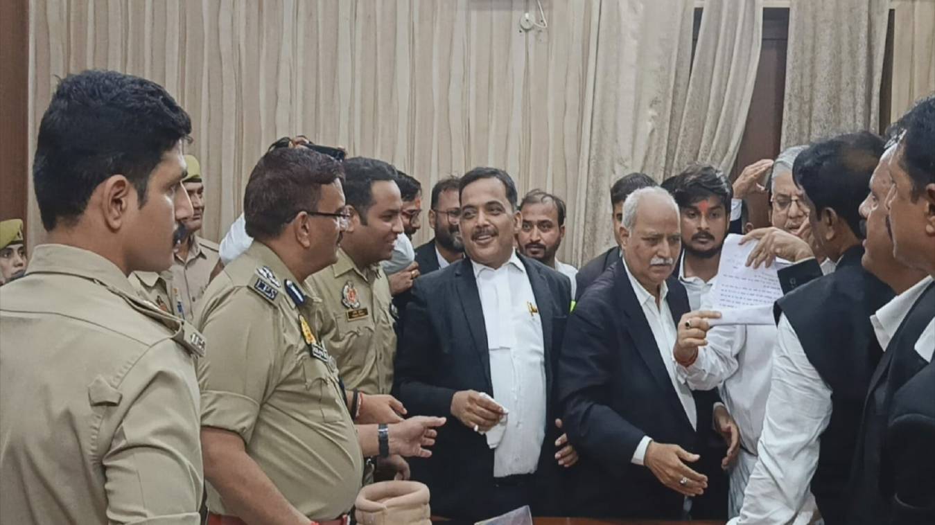 वाराणसी में लेखपालों की क्रॉस एफआईआर पर वकीलों का हंगामा