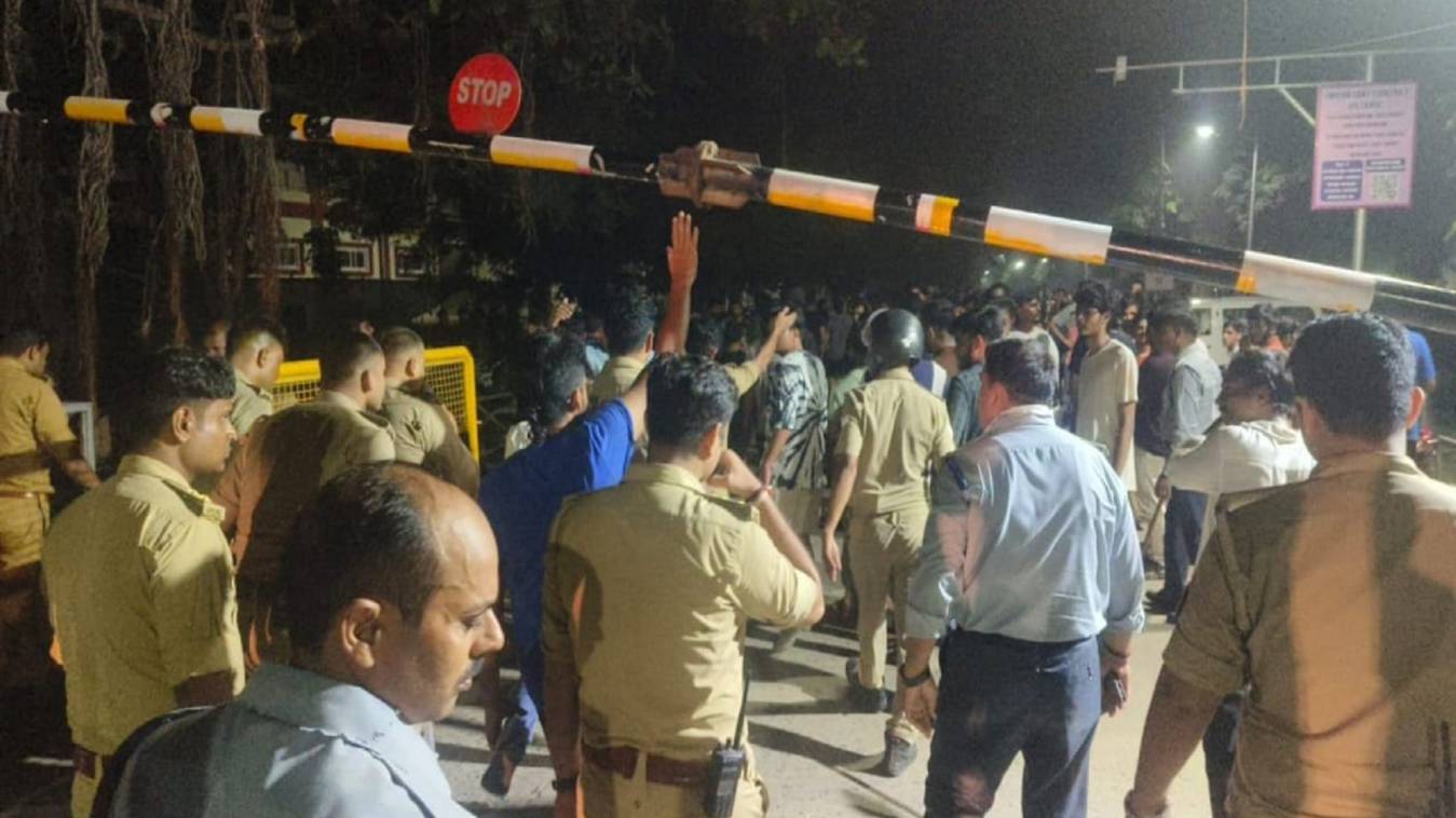 बीएचयू कैंपस में बैरियर विवाद पर बवाल, IIT और बिरला हॉस्टल के छात्र भिड़े
