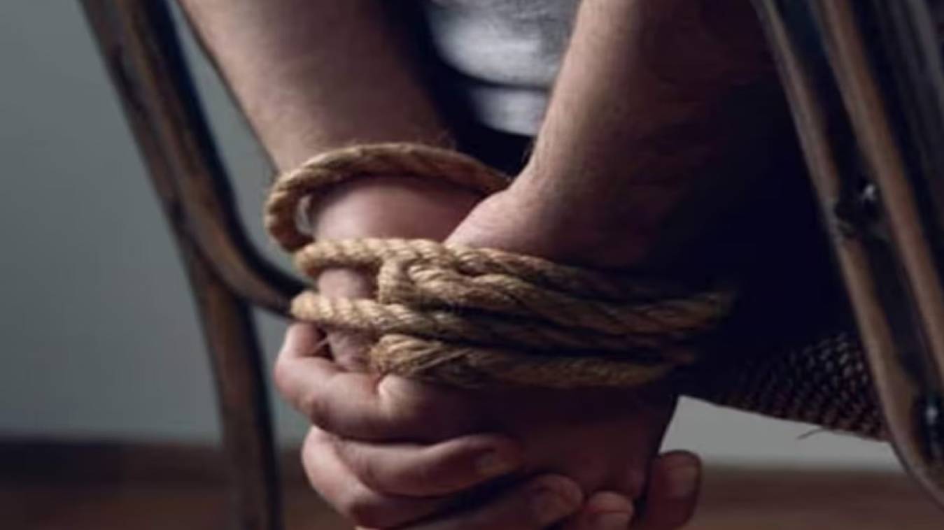 वाराणसी में 17 वर्षीय किशोरी का अपहरण, गांव में हड़कंप, पिता का आरोप- गांव का युवक भगाकर ले गया