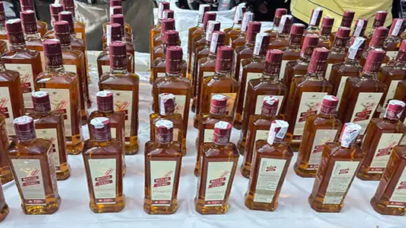 अचार के बीच बिहार भेजी जा रही शराब