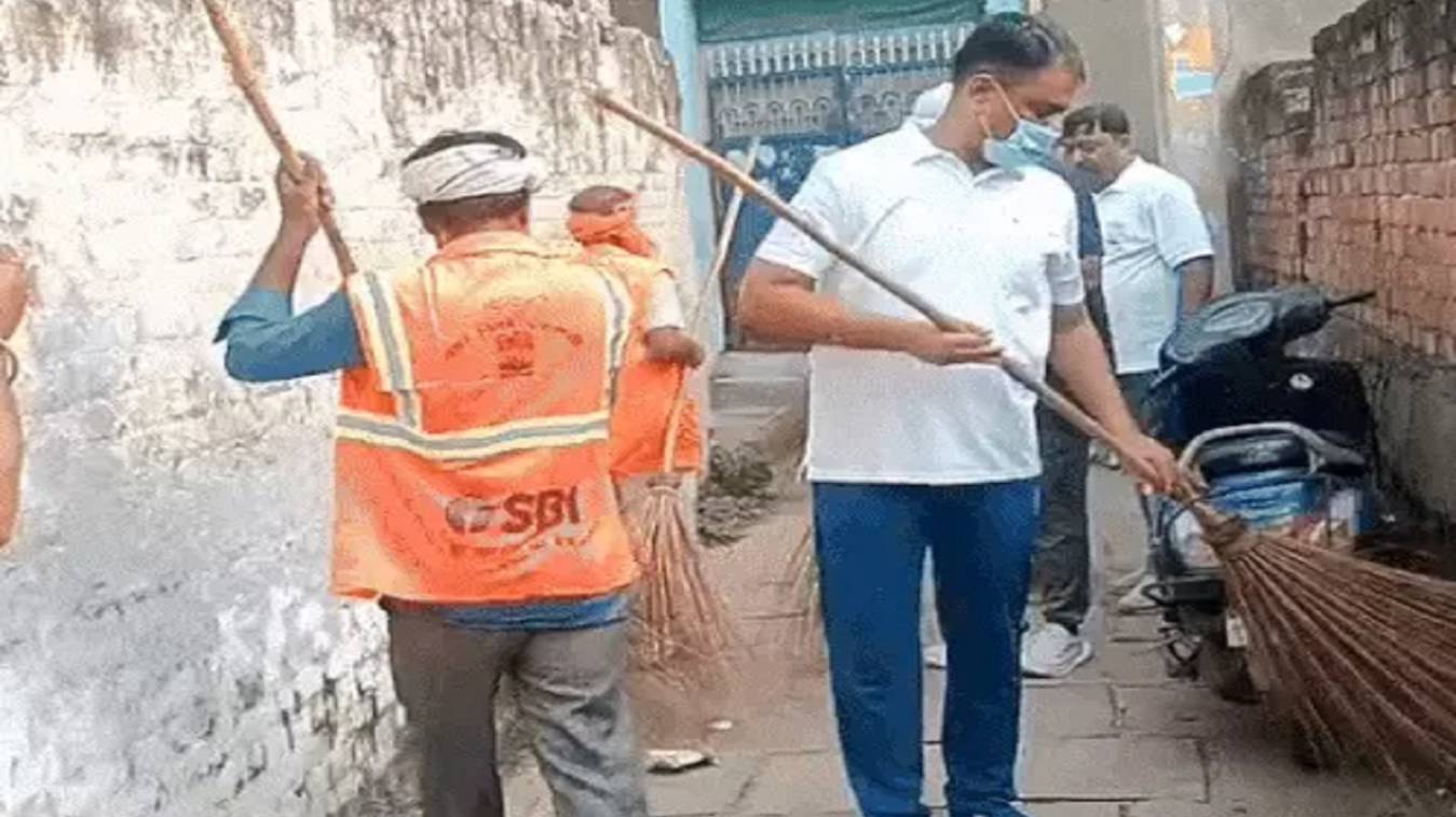 वाराणसी में महा स्वच्छता अभियान की शुरुआत, कमिश्नर और डीएम ने लगाई झाड़ू