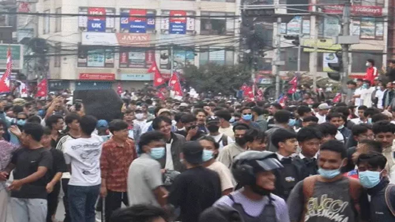 20 मौत के बाद नेपाल में सोशल मीडिया फिर शुरू, गृह मंत्री ने दिया इस्तीफा