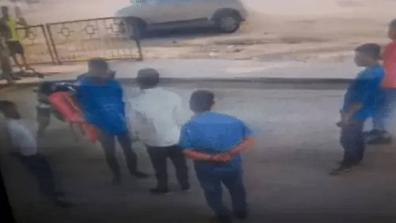 वाराणसी में कूड़ा कलेक्शन कंपनी के प्रोजेक्ट हेड ने कर्मचारियों से की मारपीट, वीडियो वायरल