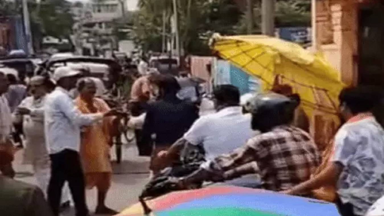 अस्सी घाट पर पंडितों में भिड़ंत, पिंडदान के दौरान मचा हंगामा