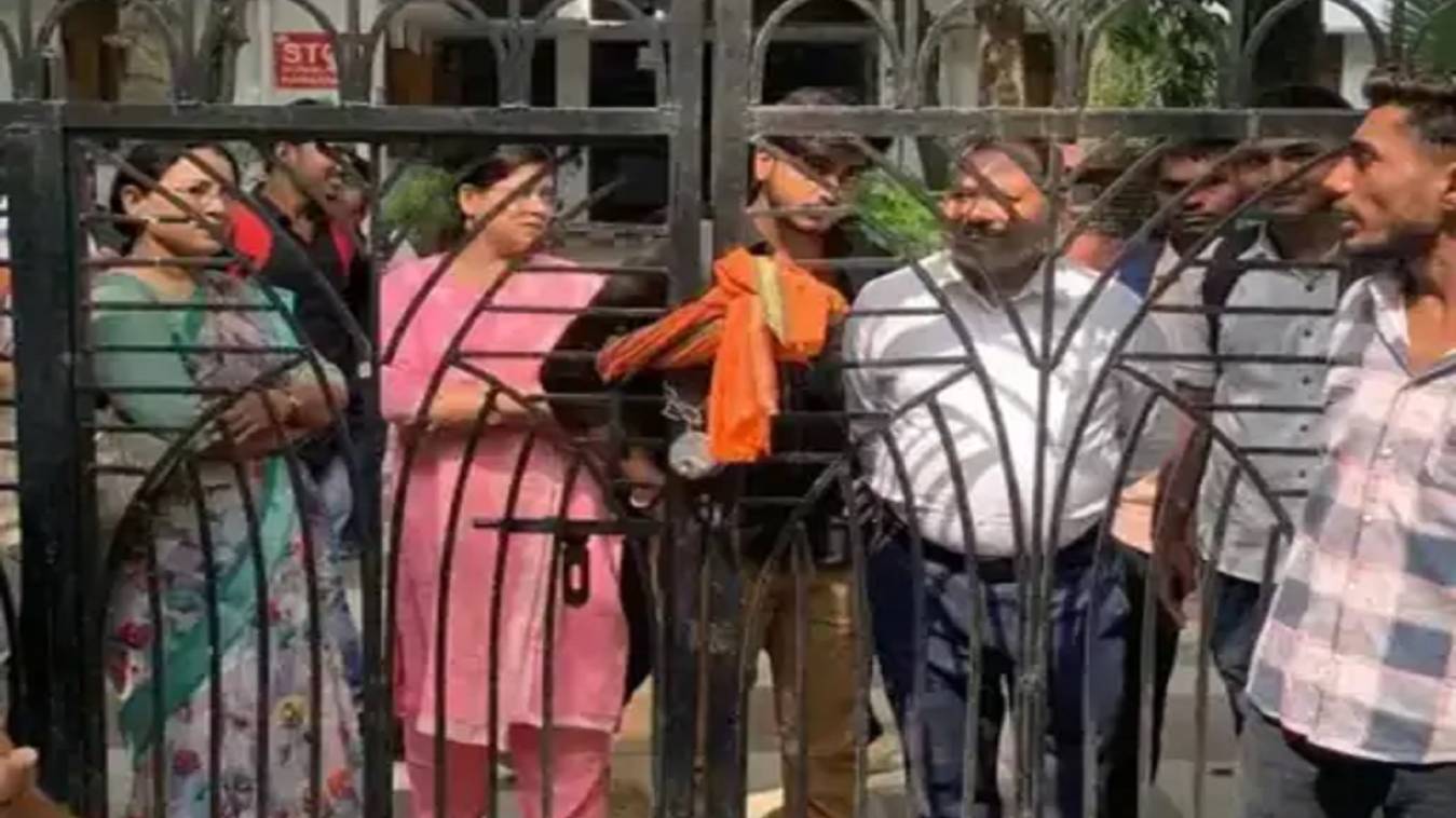 काशी विद्यापीठ में छात्रों का आक्रोश, मूलभूत सुविधाओं के अभाव में फैकल्टी  पर जड़ा ताला