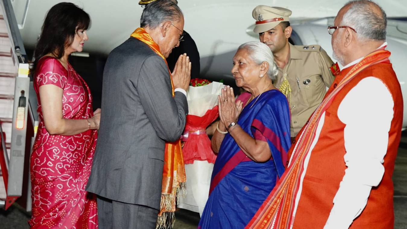 वाराणसी पहुंचे मॉरीशस के प्रधानमंत्री, 6 जगहों पर हुआ ग्रैंड वेलकम, कल पीएम मोदी संग करेंगे द्विपक्षीय वार्ता
