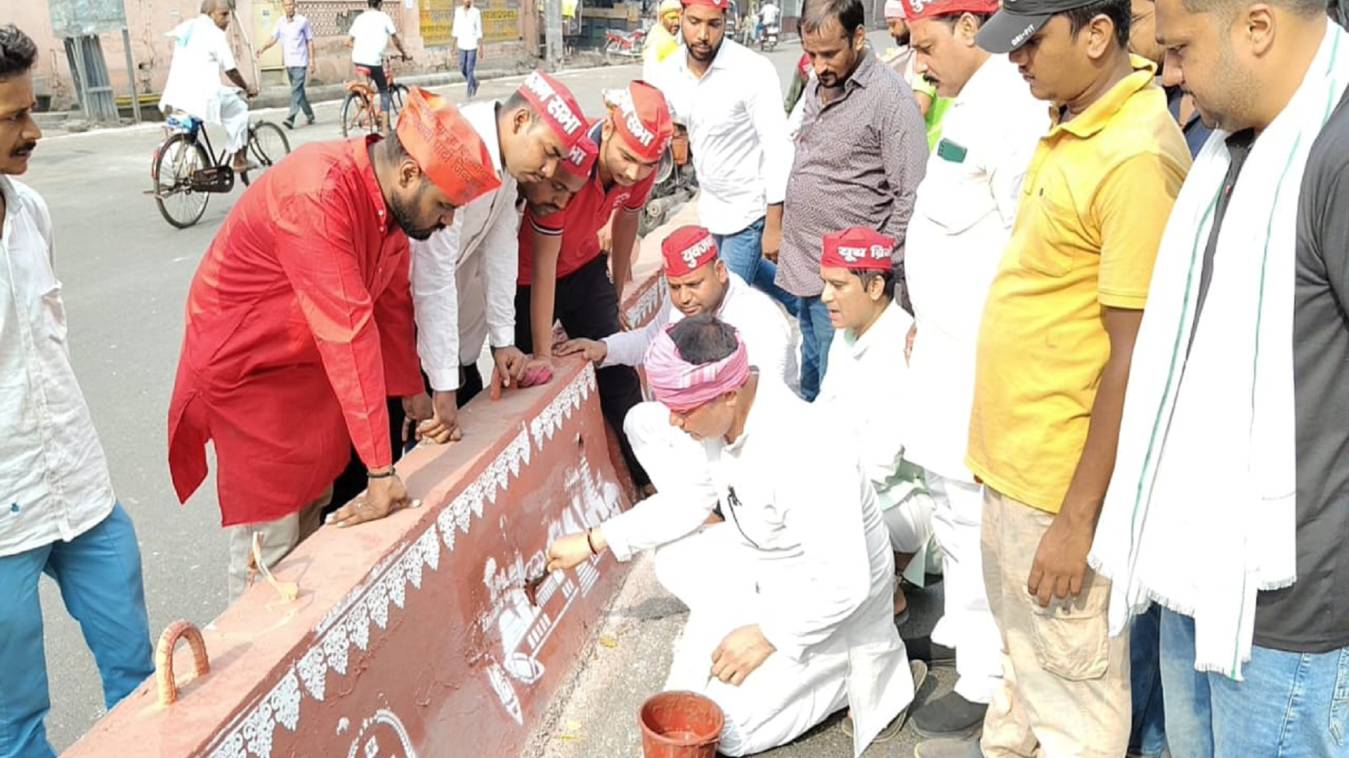 सपाजनों ने डिवाइडर पर बने मंदिर-शिवालय के मिटाए चित्र, मॉरीशस पीएम के काशी दौरे के बाद सपा नेता का अनोखा कदम