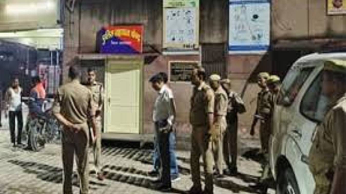 जौनपुर में बड़ा सड़क हादसा : श्रद्धालुओं से भरी बस ट्रेलर से टकराई, 4 की मौत, 9 घायल