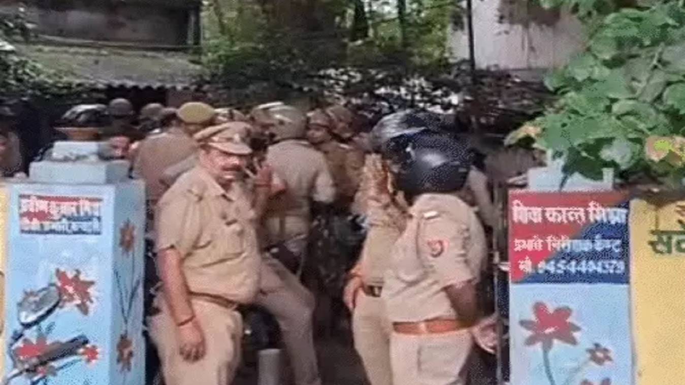 वाराणसी कचहरी में दरोगा और सिपाही से मारपीट, हालात तनावपूर्ण, भारी पुलिस फोर्स तैनात