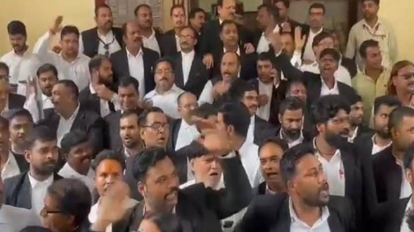 कचहरी कांड : दरोगा परिवार का धरना, वकीलों का आंदोलन, बढ़ा तनाव