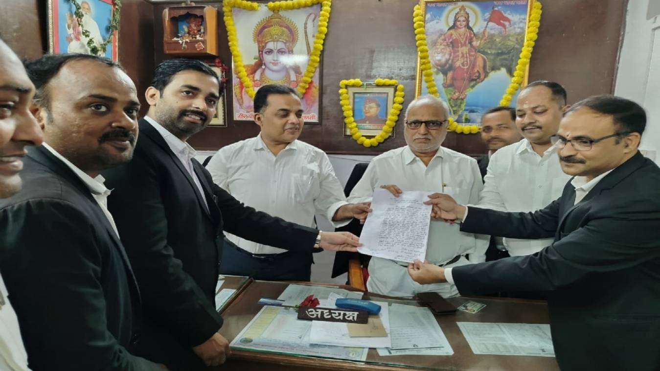 पुलिसकर्मियों पर कार्रवाई न होने से बनारस बार एसोसिएशन में उबाल