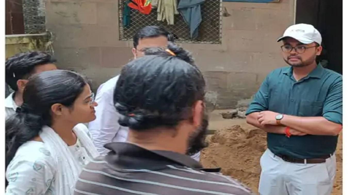 वाराणसी नगर निगम में बड़ी कार्रवाई: दो सेनेटरी सुपरवाइजर निलंबित