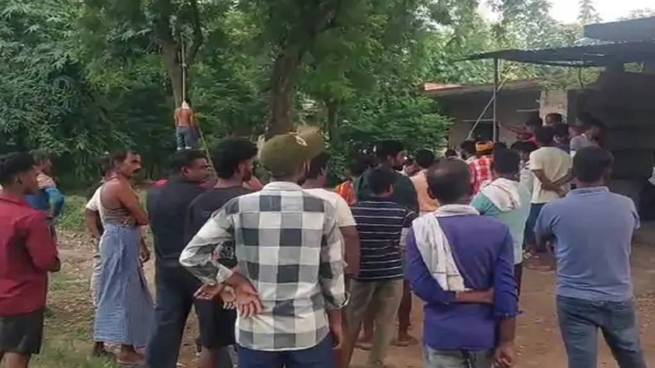 सेवापुरी स्टेशन के पास पेड़ से लटका मिला युवक का शव, गांव में मातम