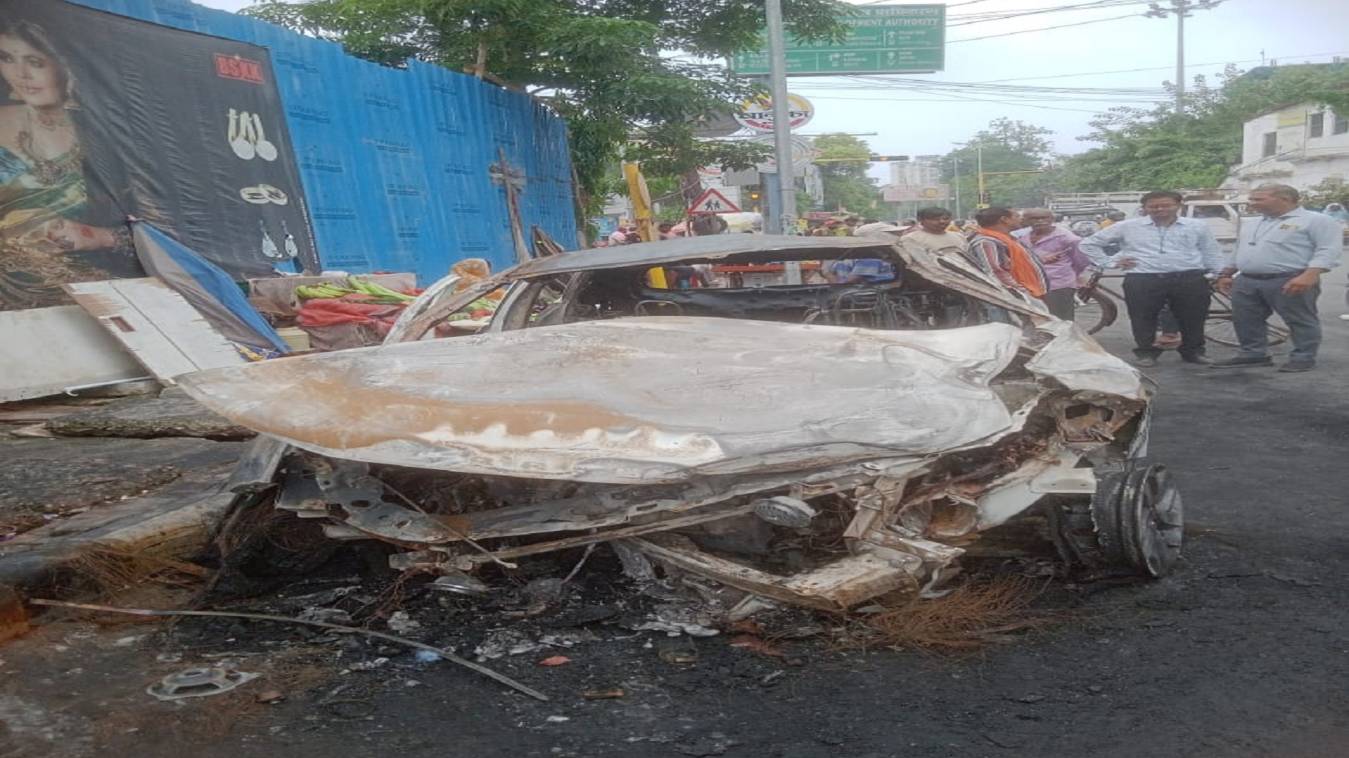 तेज रफ्तार कार खंभे से टकराकर पलटी, जलकर खाक