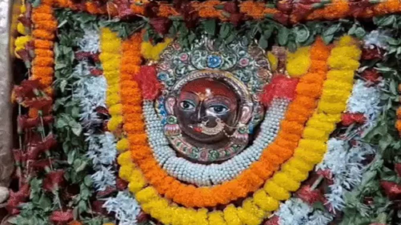 शारदीय नवरात्रि का शुभारंभ, काशी में उमड़ी श्रद्धालुओं की भारी भीड़