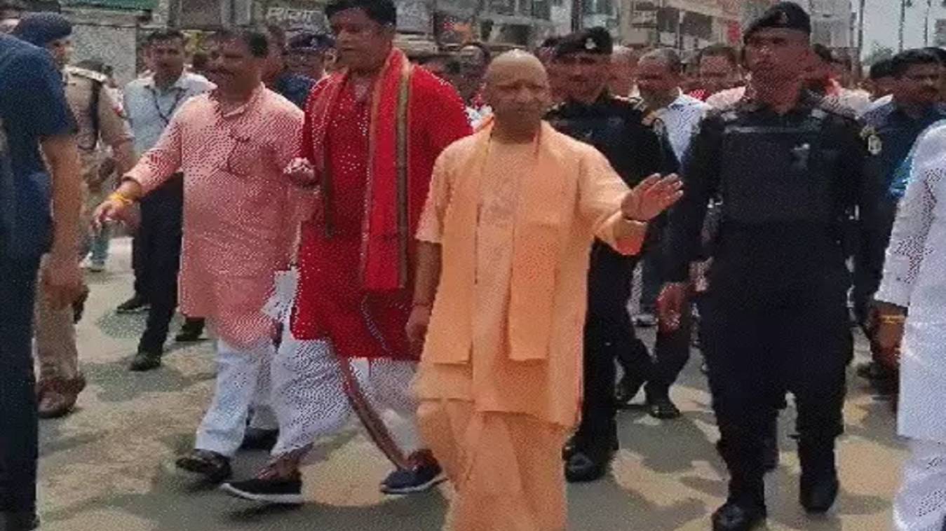 घटी जीएसटी पर सीएम योगी का पदयात्रा अभियान, व्यापारियों से की सीधी बातचीत