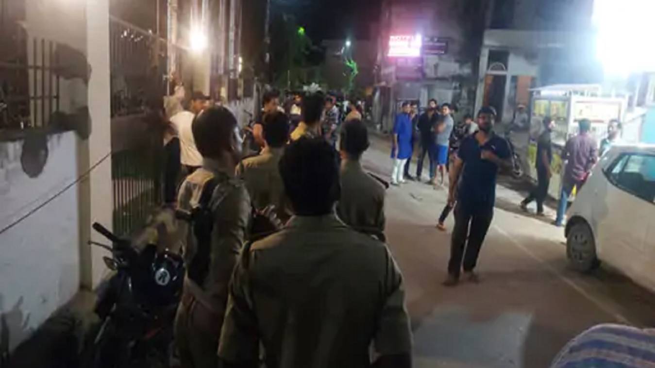 वाराणसी में रेस्टोरेंट संचालक पर ताबड़तोड़ फायरिंग, बाल-बाल बची जान, पुलिस को मिला खाली खोखा